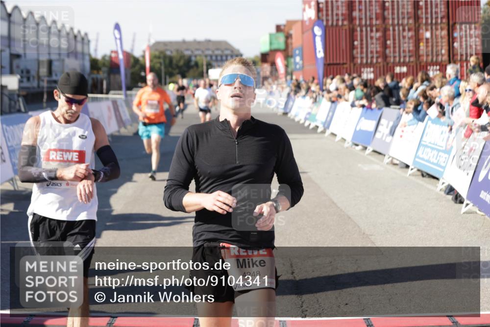03.10.2025 - Köhlbrandbrückenlauf Jannik Wohlers http://msf.ph/oto/9104341 03.10.2025 12:58:12 Ziel 4099, 4234, 4248, 4394, 6152, 6715, 6717, 6718 meine-sportfotos.de