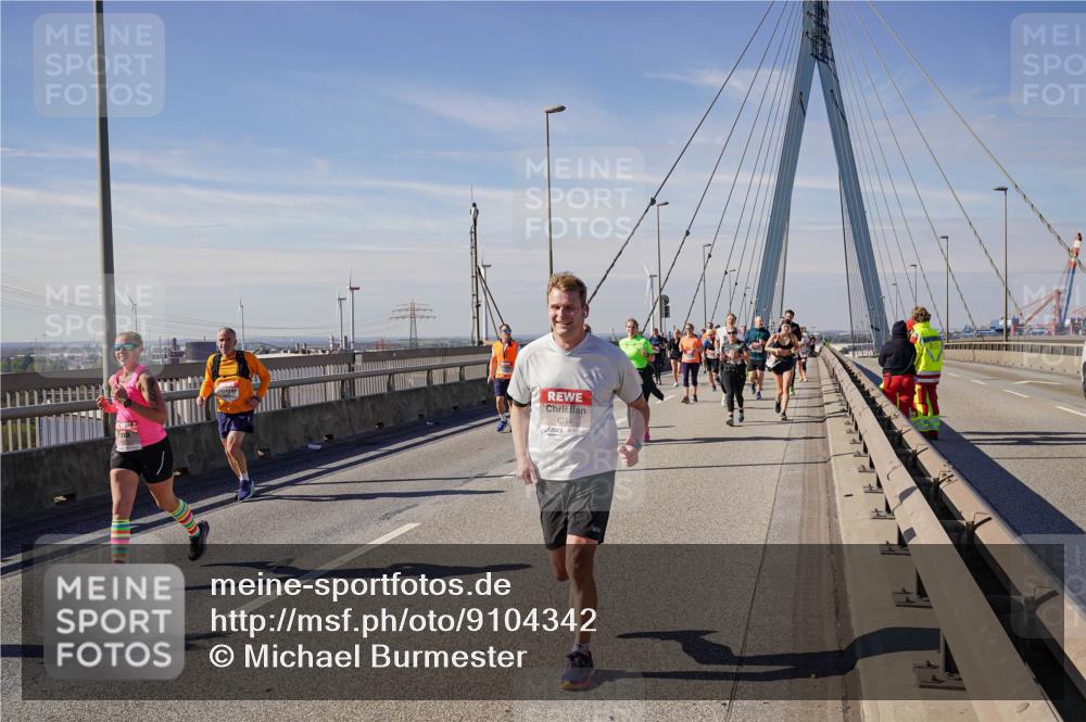 03.10.2025 - Köhlbrandbrückenlauf Michael Burmester http://msf.ph/oto/9104342 03.10.2025 12:48:34 Position 2 4244 meine-sportfotos.de