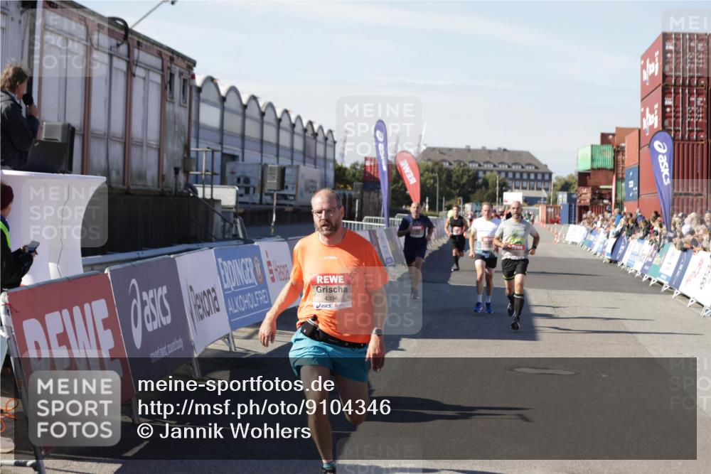 03.10.2025 - Köhlbrandbrückenlauf Jannik Wohlers http://msf.ph/oto/9104346 03.10.2025 12:58:13 Ziel 4099, 4234, 4248, 4394, 6152, 6715, 6717, 6718 meine-sportfotos.de