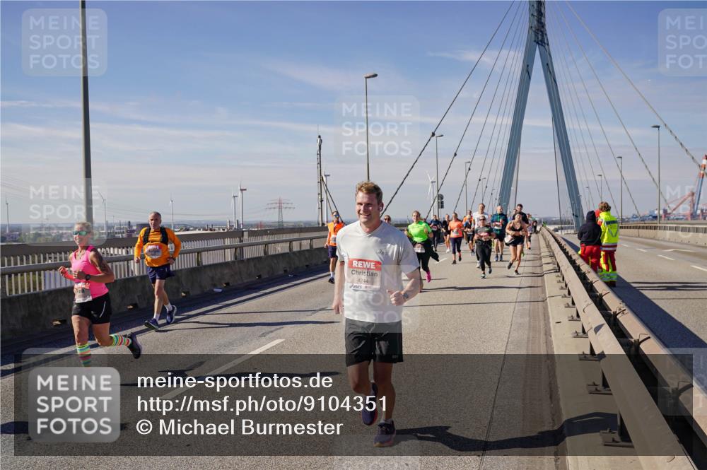 03.10.2025 - Köhlbrandbrückenlauf Michael Burmester http://msf.ph/oto/9104351 03.10.2025 12:48:34 Position 2 4244 meine-sportfotos.de