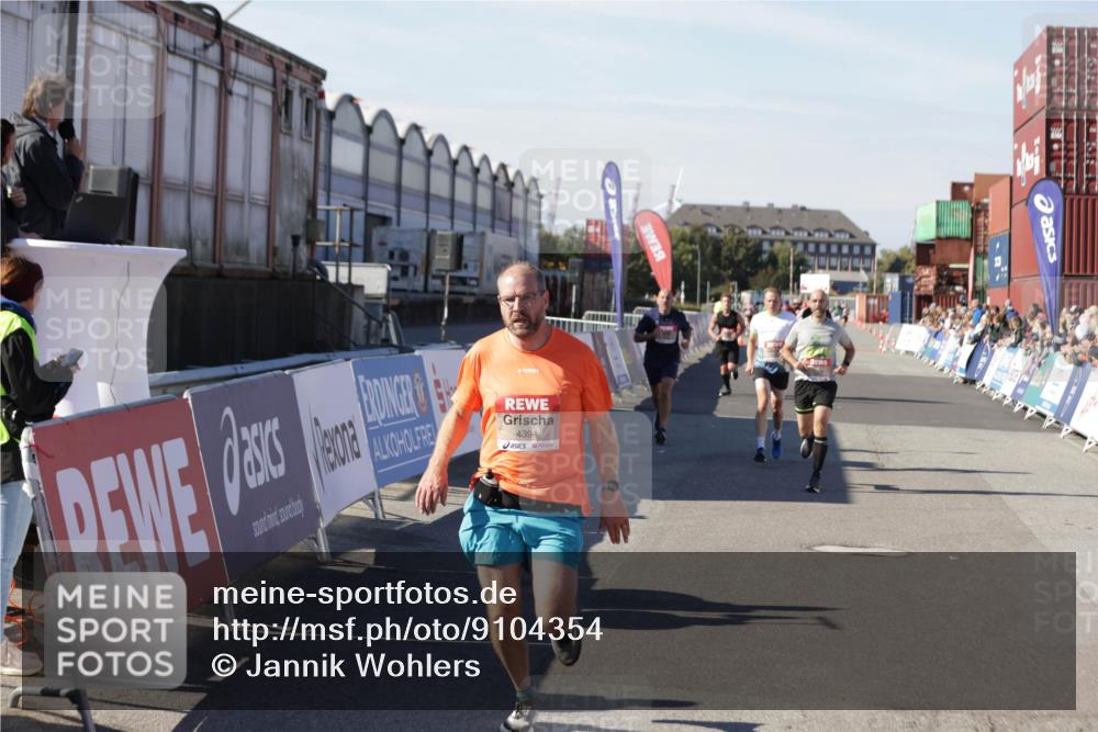 03.10.2025 - Köhlbrandbrückenlauf Jannik Wohlers http://msf.ph/oto/9104354 03.10.2025 12:58:13 Ziel 4099, 4234, 4248, 4394, 6152, 6715, 6717, 6718 meine-sportfotos.de