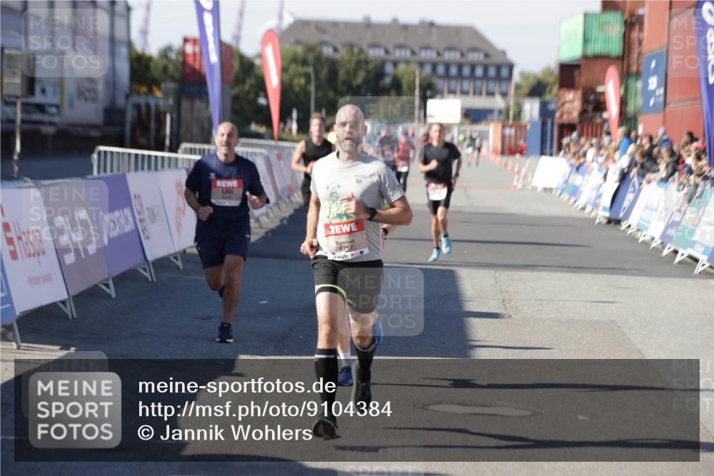 03.10.2025 - Köhlbrandbrückenlauf Jannik Wohlers http://msf.ph/oto/9104384 03.10.2025 12:58:15 Ziel 4083, 4099, 4234, 4248, 4394, 6152, 6717, 6718, 6732 meine-sportfotos.de
