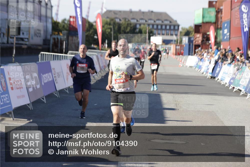 03.10.2025 - Köhlbrandbrückenlauf Jannik Wohlers http://msf.ph/oto/9104390 03.10.2025 12:58:15 Ziel 4083, 4099, 4234, 4248, 4394, 6152, 6717, 6718, 6732 meine-sportfotos.de