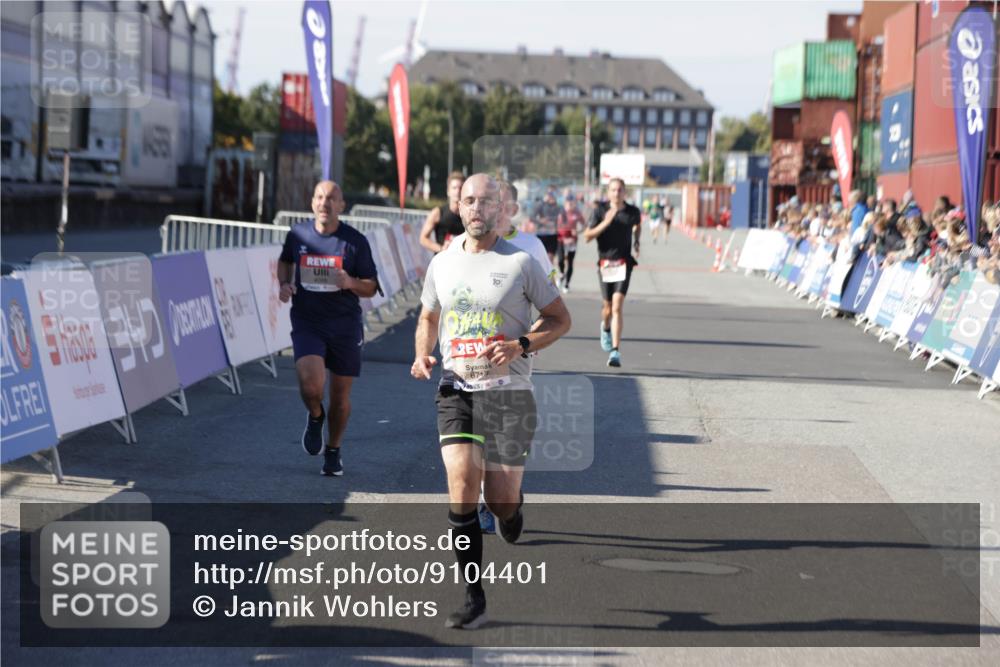 03.10.2025 - Köhlbrandbrückenlauf Jannik Wohlers http://msf.ph/oto/9104401 03.10.2025 12:58:15 Ziel 4083, 4099, 4234, 4248, 4394, 6152, 6717, 6718, 6732 meine-sportfotos.de