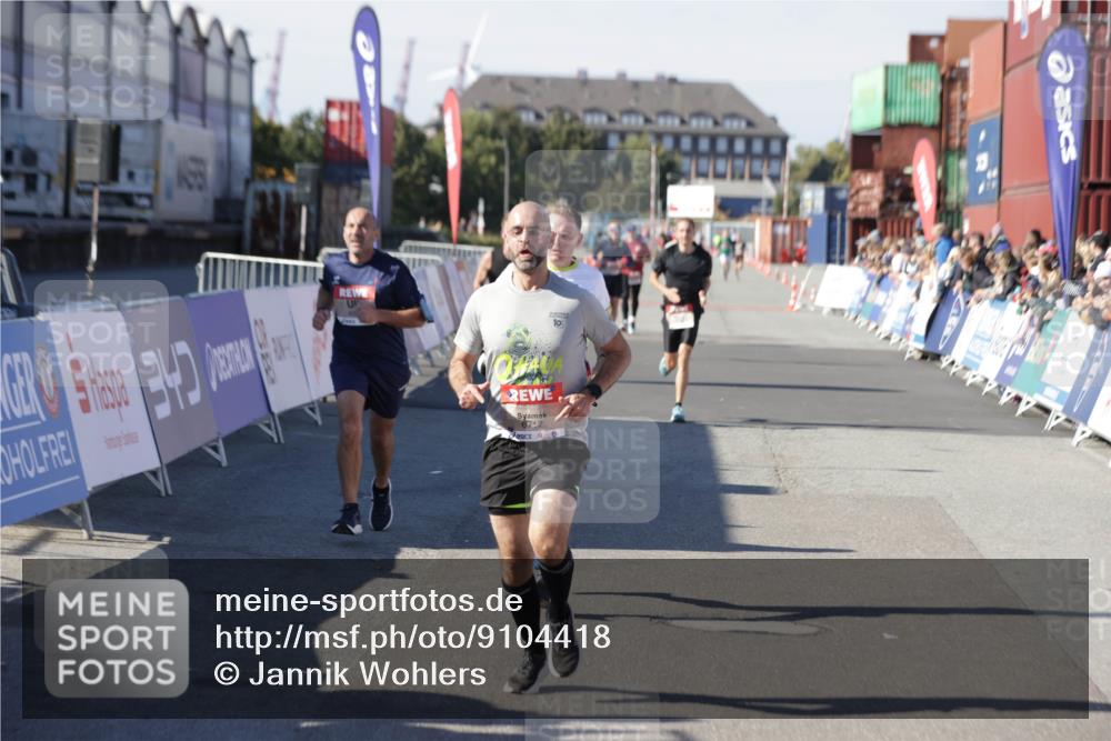 03.10.2025 - Köhlbrandbrückenlauf Jannik Wohlers http://msf.ph/oto/9104418 03.10.2025 12:58:15 Ziel 4083, 4099, 4234, 4248, 4394, 6152, 6717, 6718, 6732 meine-sportfotos.de