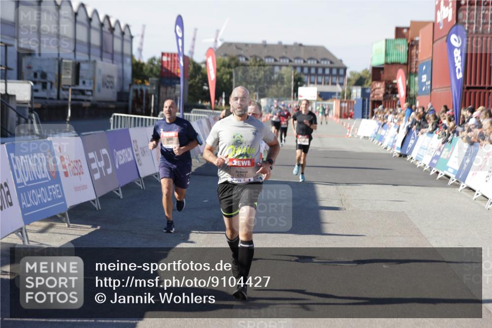 03.10.2025 - Köhlbrandbrückenlauf Jannik Wohlers http://msf.ph/oto/9104427 03.10.2025 12:58:15 Ziel 4083, 4099, 4234, 4248, 4394, 6152, 6717, 6718, 6732 meine-sportfotos.de