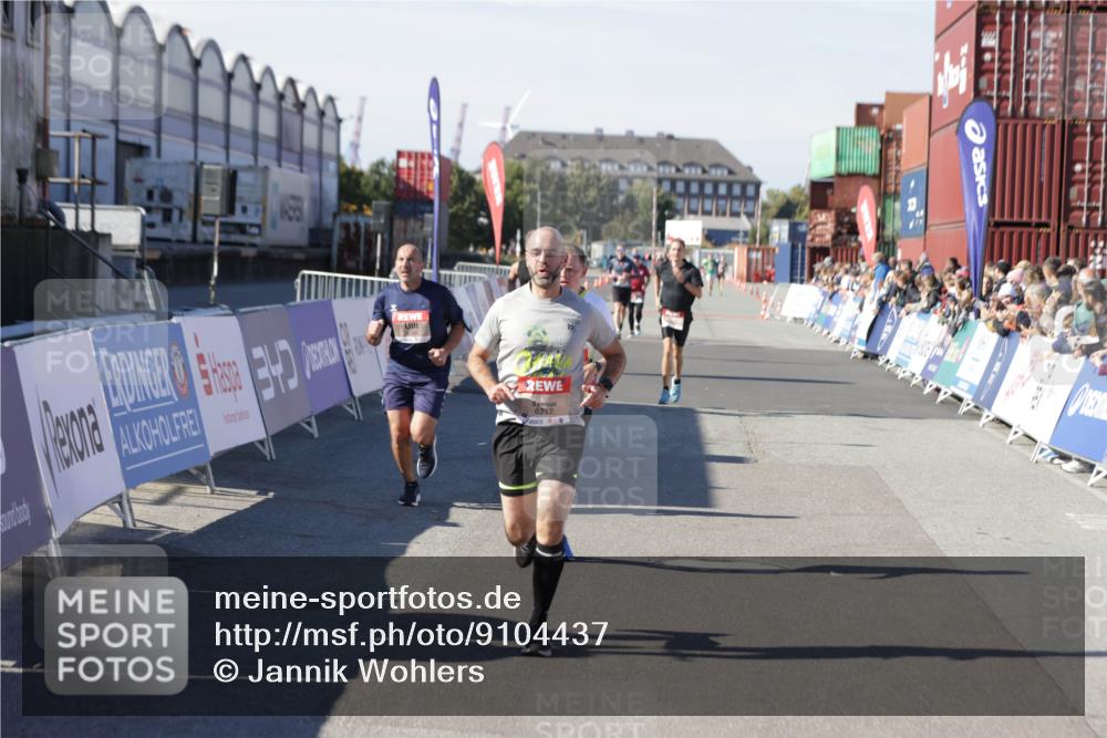 03.10.2025 - Köhlbrandbrückenlauf Jannik Wohlers http://msf.ph/oto/9104437 03.10.2025 12:58:15 Ziel 4083, 4099, 4234, 4248, 4394, 6152, 6717, 6718, 6732 meine-sportfotos.de