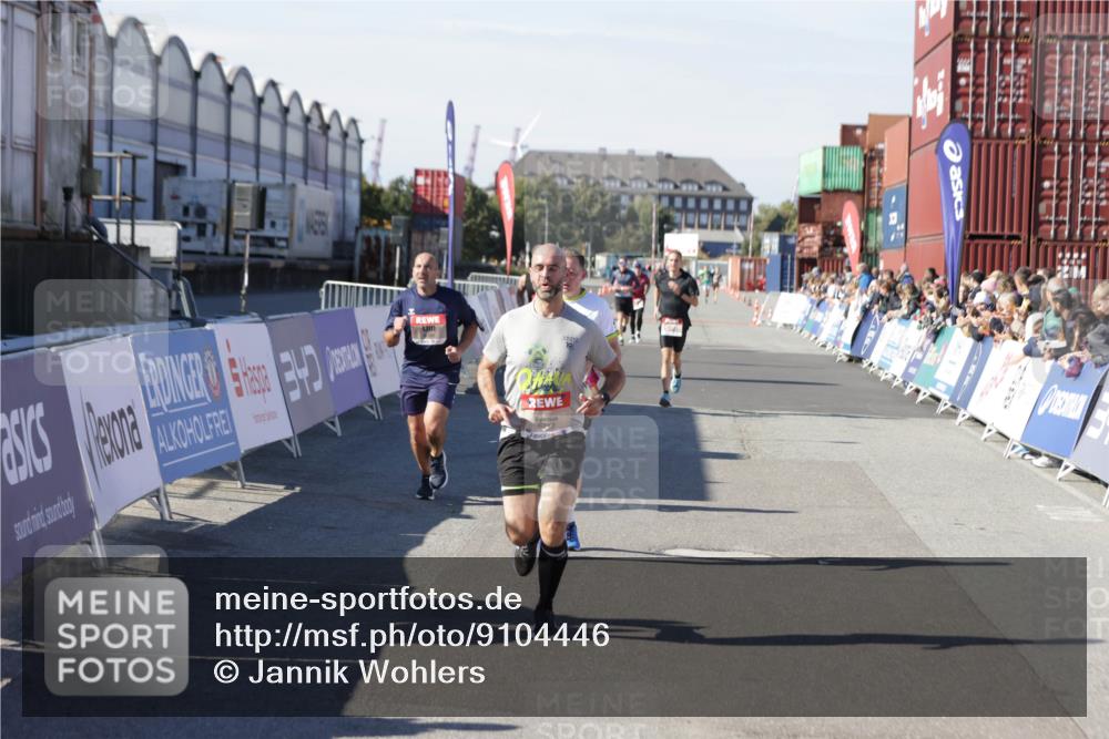 03.10.2025 - Köhlbrandbrückenlauf Jannik Wohlers http://msf.ph/oto/9104446 03.10.2025 12:58:16 Ziel 4083, 4099, 4234, 4248, 4394, 6152, 6717, 6718, 6732 meine-sportfotos.de