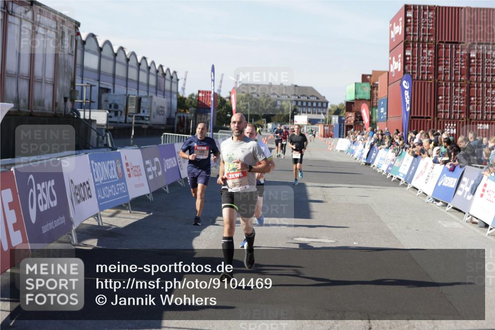 03.10.2025 - Köhlbrandbrückenlauf Jannik Wohlers http://msf.ph/oto/9104469 03.10.2025 12:58:16 Ziel 4083, 4099, 4234, 4248, 4394, 6152, 6717, 6718, 6732 meine-sportfotos.de