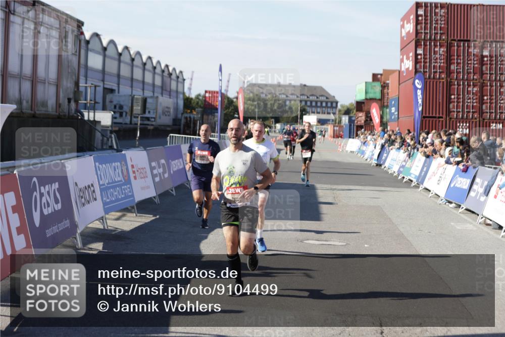 03.10.2025 - Köhlbrandbrückenlauf Jannik Wohlers http://msf.ph/oto/9104499 03.10.2025 12:58:16 Ziel 4083, 4099, 4234, 4248, 4394, 6152, 6717, 6718, 6732 meine-sportfotos.de
