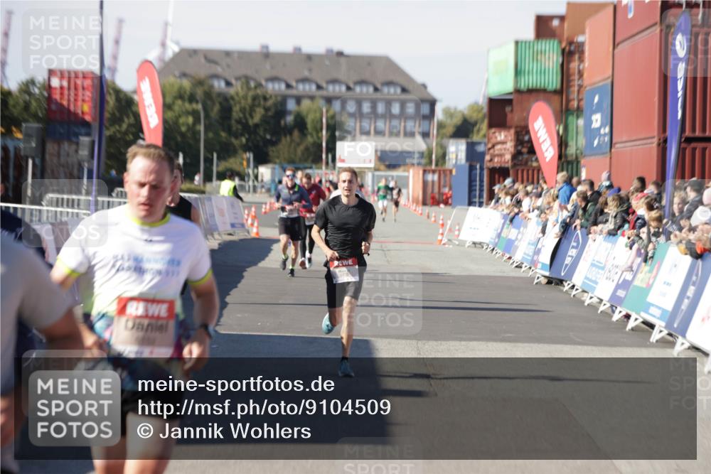 03.10.2025 - Köhlbrandbrückenlauf Jannik Wohlers http://msf.ph/oto/9104509 03.10.2025 12:58:17 Ziel 4083, 4099, 4234, 4248, 4394, 6152, 6717, 6718, 6732 meine-sportfotos.de