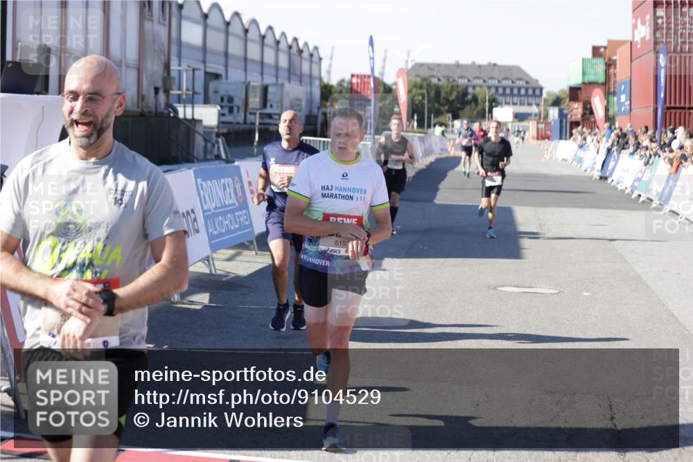 03.10.2025 - Köhlbrandbrückenlauf Jannik Wohlers http://msf.ph/oto/9104529 03.10.2025 12:58:17 Ziel 4083, 4099, 4234, 4248, 4394, 6152, 6717, 6718, 6732 meine-sportfotos.de