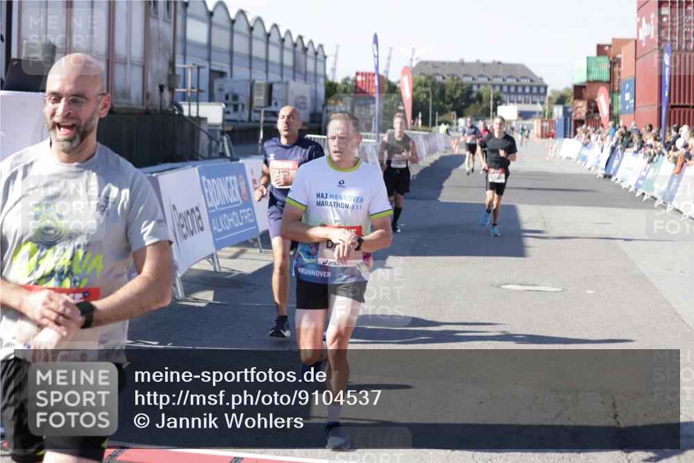 03.10.2025 - Köhlbrandbrückenlauf Jannik Wohlers http://msf.ph/oto/9104537 03.10.2025 12:58:17 Ziel 4083, 4099, 4234, 4248, 4394, 6152, 6717, 6718, 6732 meine-sportfotos.de