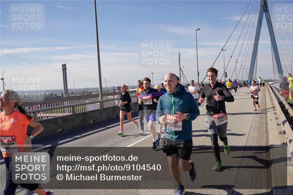03.10.2025 - Köhlbrandbrückenlauf Michael Burmester http://msf.ph/oto/9104540 03.10.2025 12:48:42 Position 2 4853, 4373, 4235 meine-sportfotos.de