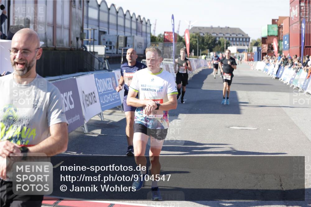 03.10.2025 - Köhlbrandbrückenlauf Jannik Wohlers http://msf.ph/oto/9104547 03.10.2025 12:58:18 Ziel 4083, 4099, 4234, 4248, 4394, 6152, 6717, 6718, 6732 meine-sportfotos.de