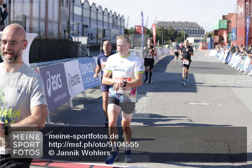03.10.2025 - Köhlbrandbrückenlauf Jannik Wohlers http://msf.ph/oto/9104555 03.10.2025 12:58:18 Ziel 4083, 4099, 4234, 4248, 4394, 6152, 6717, 6718, 6732 meine-sportfotos.de
