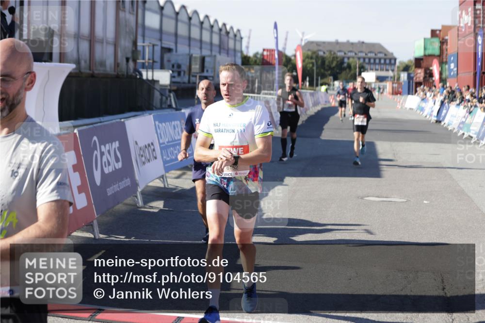 03.10.2025 - Köhlbrandbrückenlauf Jannik Wohlers http://msf.ph/oto/9104565 03.10.2025 12:58:18 Ziel 4083, 4099, 4234, 4248, 4394, 6152, 6717, 6718, 6732 meine-sportfotos.de