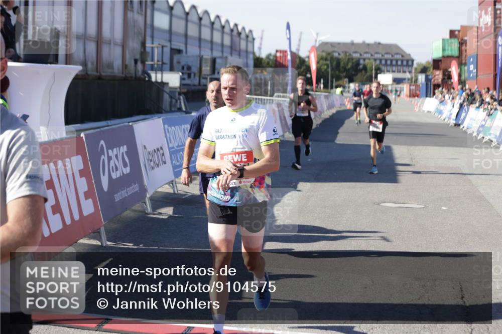 03.10.2025 - Köhlbrandbrückenlauf Jannik Wohlers http://msf.ph/oto/9104575 03.10.2025 12:58:18 Ziel 4083, 4099, 4234, 4248, 4394, 6152, 6717, 6718, 6732 meine-sportfotos.de