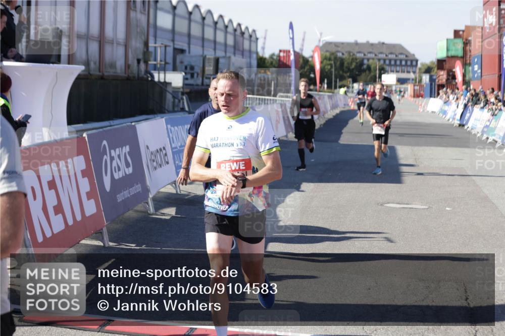 03.10.2025 - Köhlbrandbrückenlauf Jannik Wohlers http://msf.ph/oto/9104583 03.10.2025 12:58:18 Ziel 4083, 4099, 4234, 4248, 4394, 6152, 6717, 6718, 6732 meine-sportfotos.de