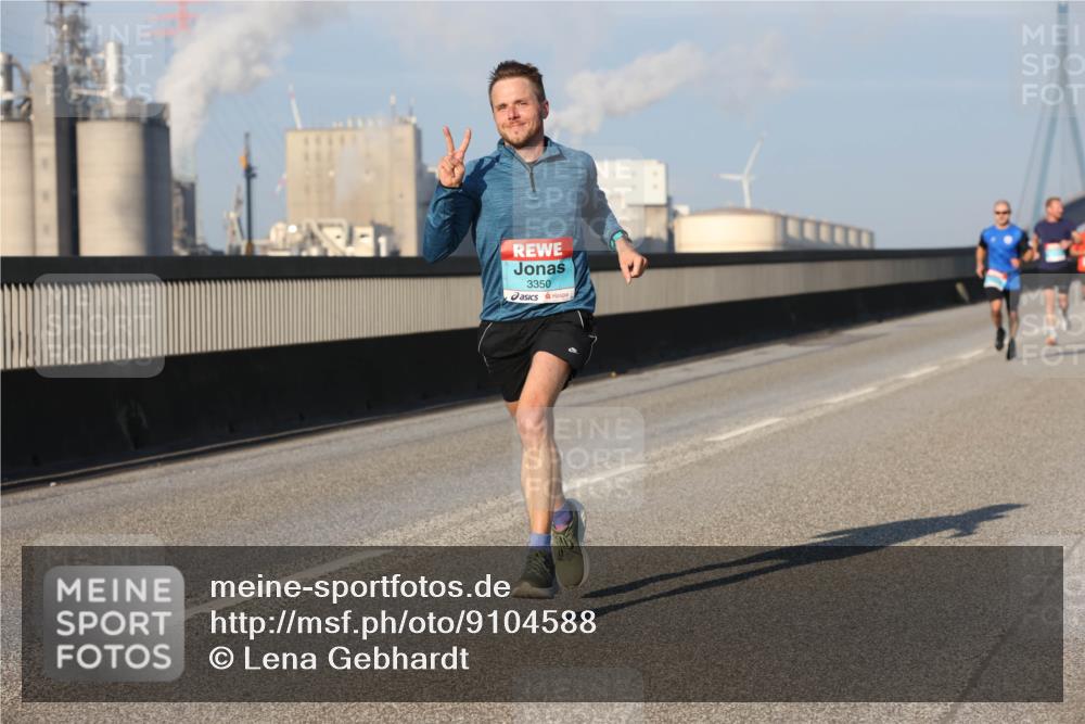 03.10.2025 - Köhlbrandbrückenlauf Lena Gebhardt http://msf.ph/oto/9104588 03.10.2025 09:38:42 Position 2 3350 meine-sportfotos.de