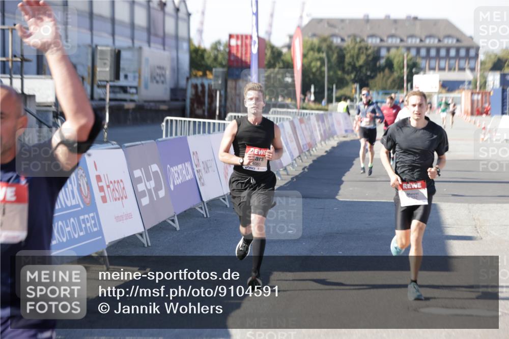 03.10.2025 - Köhlbrandbrückenlauf Jannik Wohlers http://msf.ph/oto/9104591 03.10.2025 12:58:19 Ziel 4083, 4099, 4248, 4394, 6152, 6717, 6718, 6732, 6741 meine-sportfotos.de