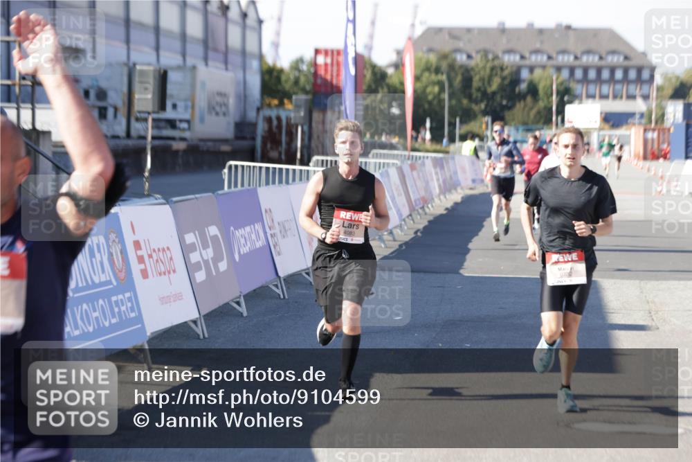 03.10.2025 - Köhlbrandbrückenlauf Jannik Wohlers http://msf.ph/oto/9104599 03.10.2025 12:58:19 Ziel 4083, 4099, 4248, 4394, 6152, 6717, 6718, 6732, 6741 meine-sportfotos.de