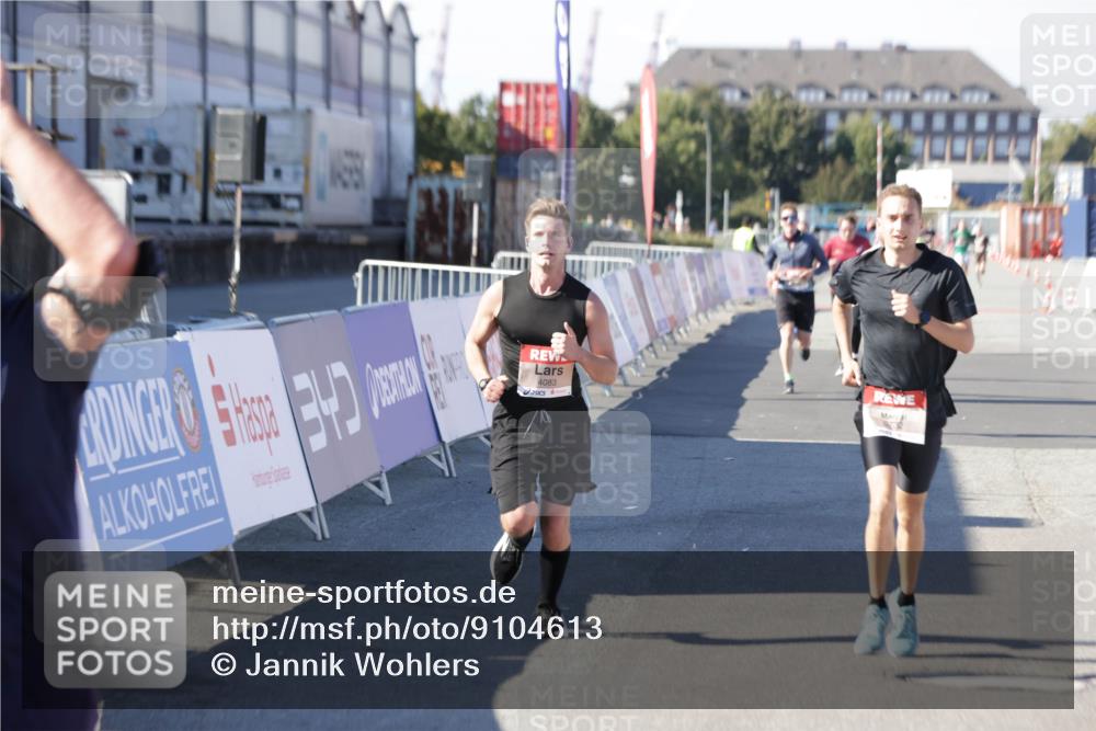 03.10.2025 - Köhlbrandbrückenlauf Jannik Wohlers http://msf.ph/oto/9104613 03.10.2025 12:58:19 Ziel 4083, 4099, 4248, 4394, 6152, 6717, 6718, 6732, 6741 meine-sportfotos.de