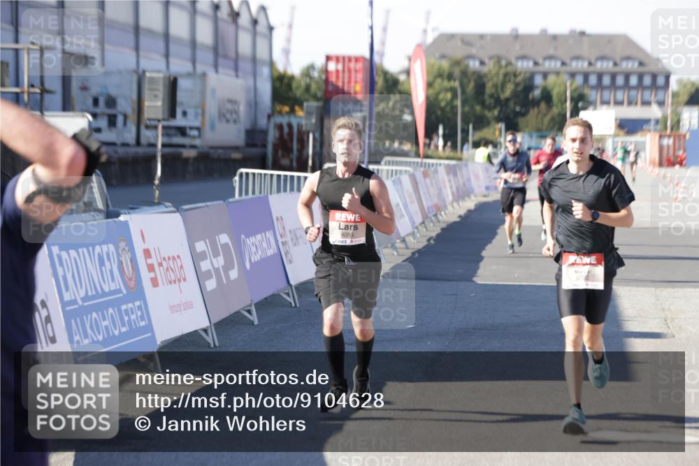 03.10.2025 - Köhlbrandbrückenlauf Jannik Wohlers http://msf.ph/oto/9104628 03.10.2025 12:58:19 Ziel 4083, 4099, 4248, 4394, 6152, 6717, 6718, 6732, 6741 meine-sportfotos.de