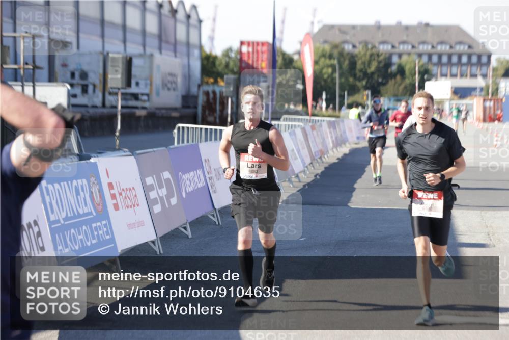 03.10.2025 - Köhlbrandbrückenlauf Jannik Wohlers http://msf.ph/oto/9104635 03.10.2025 12:58:19 Ziel 4083, 4099, 4248, 4394, 6152, 6717, 6718, 6732, 6741 meine-sportfotos.de