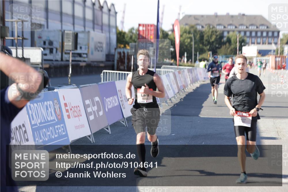 03.10.2025 - Köhlbrandbrückenlauf Jannik Wohlers http://msf.ph/oto/9104641 03.10.2025 12:58:19 Ziel 4083, 4099, 4248, 4394, 6152, 6717, 6718, 6732, 6741 meine-sportfotos.de