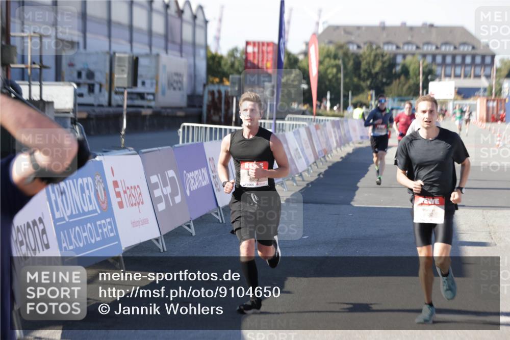 03.10.2025 - Köhlbrandbrückenlauf Jannik Wohlers http://msf.ph/oto/9104650 03.10.2025 12:58:19 Ziel 4083, 4099, 4248, 4394, 6152, 6717, 6718, 6732, 6741 meine-sportfotos.de