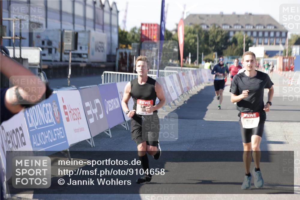 03.10.2025 - Köhlbrandbrückenlauf Jannik Wohlers http://msf.ph/oto/9104658 03.10.2025 12:58:19 Ziel 4083, 4099, 4248, 4394, 6152, 6717, 6718, 6732, 6741 meine-sportfotos.de