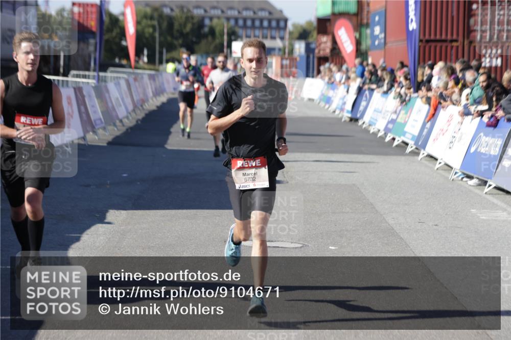 03.10.2025 - Köhlbrandbrückenlauf Jannik Wohlers http://msf.ph/oto/9104671 03.10.2025 12:58:20 Ziel 4083, 4099, 4248, 4394, 6152, 6717, 6718, 6732, 6741 meine-sportfotos.de