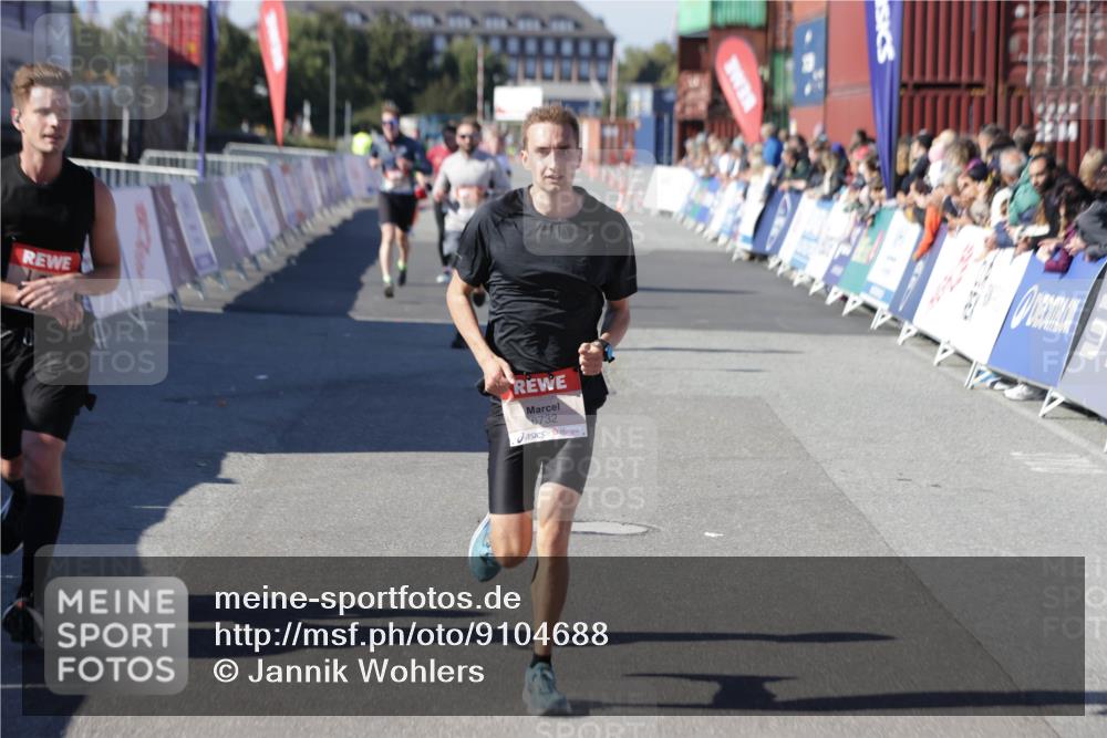 03.10.2025 - Köhlbrandbrückenlauf Jannik Wohlers http://msf.ph/oto/9104688 03.10.2025 12:58:20 Ziel 4083, 4099, 4248, 4394, 6152, 6717, 6718, 6732, 6741 meine-sportfotos.de