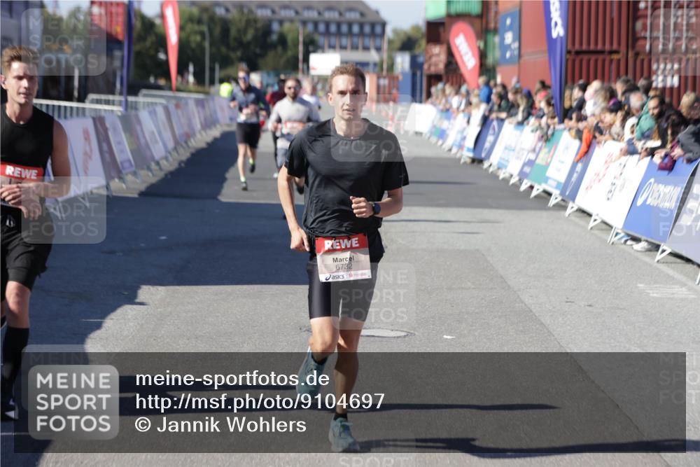 03.10.2025 - Köhlbrandbrückenlauf Jannik Wohlers http://msf.ph/oto/9104697 03.10.2025 12:58:20 Ziel 4083, 4099, 4248, 4394, 6152, 6717, 6718, 6732, 6741 meine-sportfotos.de