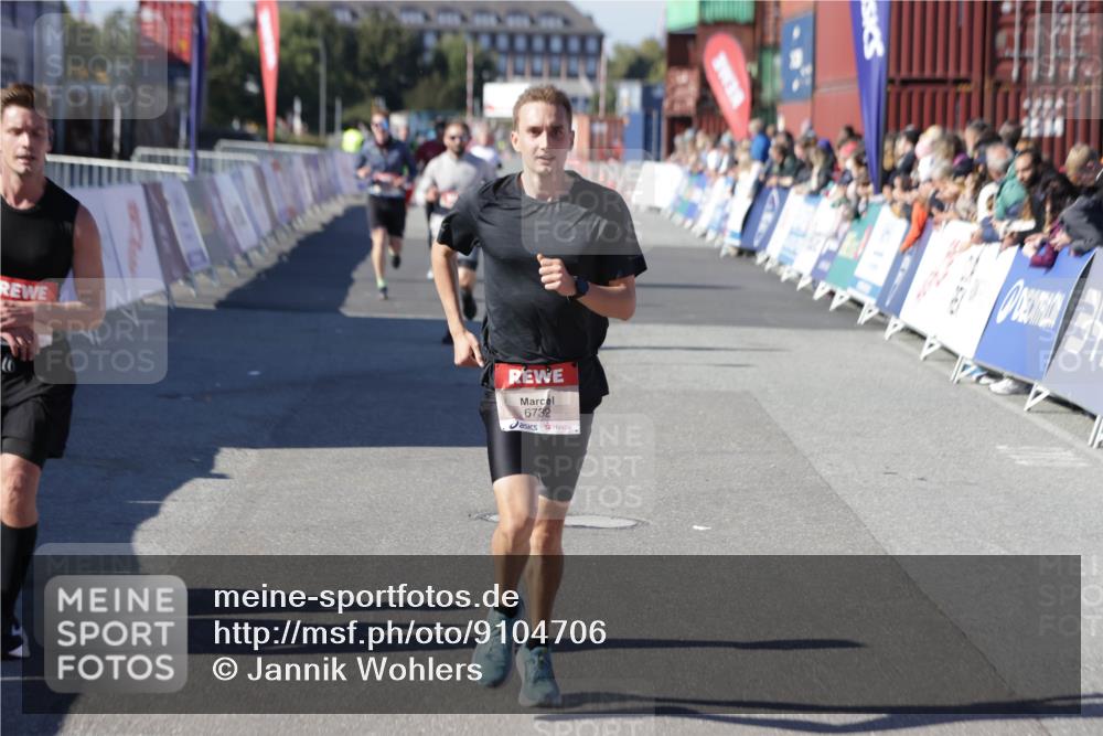 03.10.2025 - Köhlbrandbrückenlauf Jannik Wohlers http://msf.ph/oto/9104706 03.10.2025 12:58:20 Ziel 4083, 4099, 4248, 4394, 6152, 6717, 6718, 6732, 6741 meine-sportfotos.de