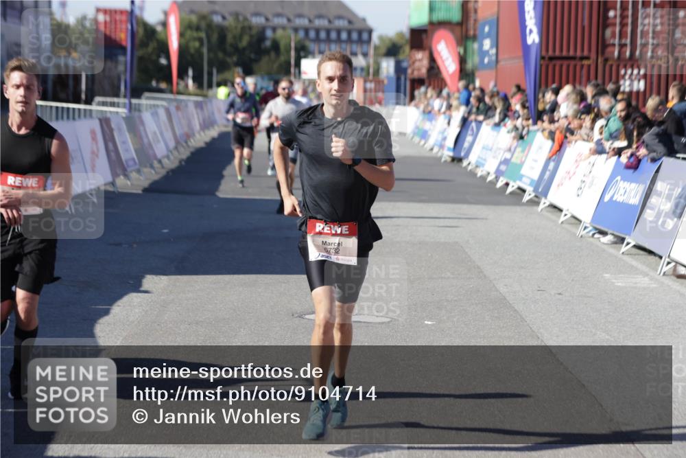 03.10.2025 - Köhlbrandbrückenlauf Jannik Wohlers http://msf.ph/oto/9104714 03.10.2025 12:58:20 Ziel 4083, 4099, 4248, 4394, 6152, 6717, 6718, 6732, 6741 meine-sportfotos.de