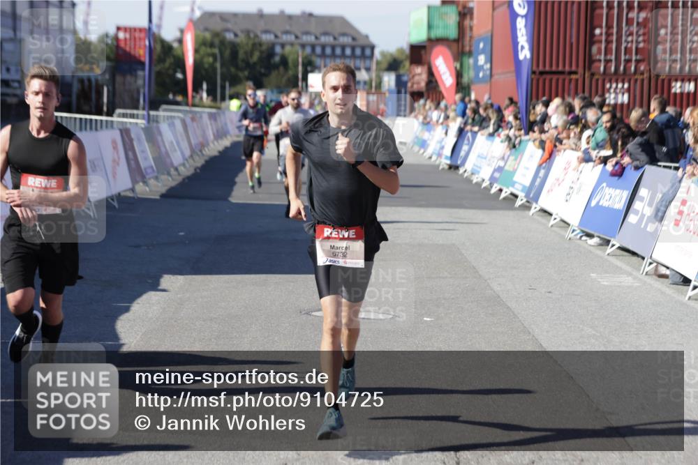 03.10.2025 - Köhlbrandbrückenlauf Jannik Wohlers http://msf.ph/oto/9104725 03.10.2025 12:58:20 Ziel 4083, 4099, 4248, 4394, 6152, 6717, 6718, 6732, 6741 meine-sportfotos.de