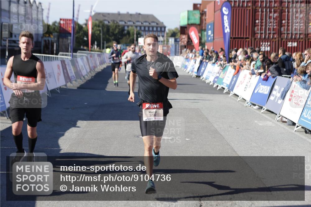 03.10.2025 - Köhlbrandbrückenlauf Jannik Wohlers http://msf.ph/oto/9104736 03.10.2025 12:58:20 Ziel 4083, 4099, 4248, 4394, 6152, 6717, 6718, 6732, 6741 meine-sportfotos.de