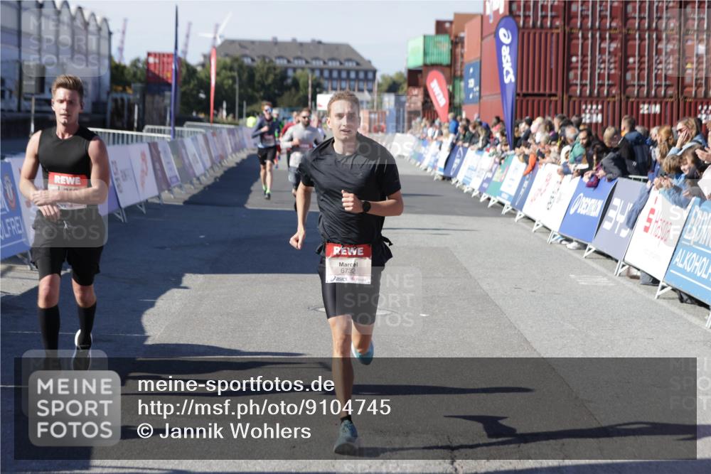 03.10.2025 - Köhlbrandbrückenlauf Jannik Wohlers http://msf.ph/oto/9104745 03.10.2025 12:58:21 Ziel 4083, 4099, 4394, 5775, 6152, 6717, 6732, 6741 meine-sportfotos.de