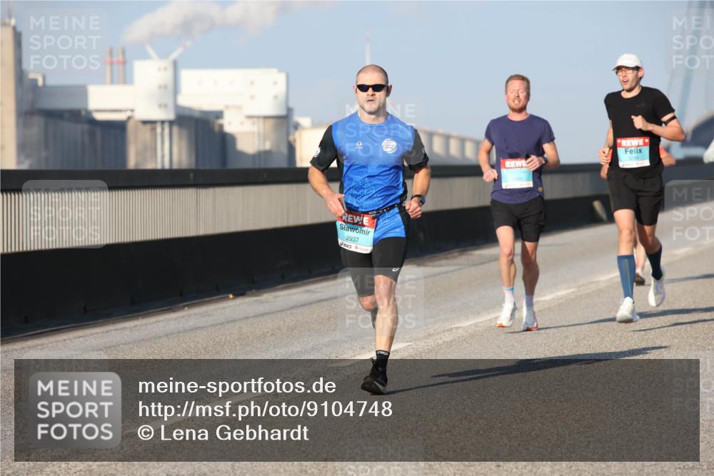 03.10.2025 - Köhlbrandbrückenlauf Lena Gebhardt http://msf.ph/oto/9104748 03.10.2025 09:38:47 Position 2 2937 meine-sportfotos.de