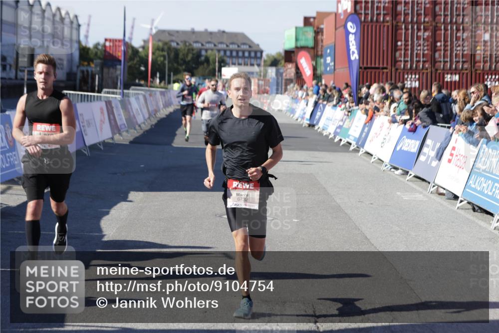 03.10.2025 - Köhlbrandbrückenlauf Jannik Wohlers http://msf.ph/oto/9104754 03.10.2025 12:58:21 Ziel 4083, 4099, 4394, 5775, 6152, 6717, 6732, 6741 meine-sportfotos.de