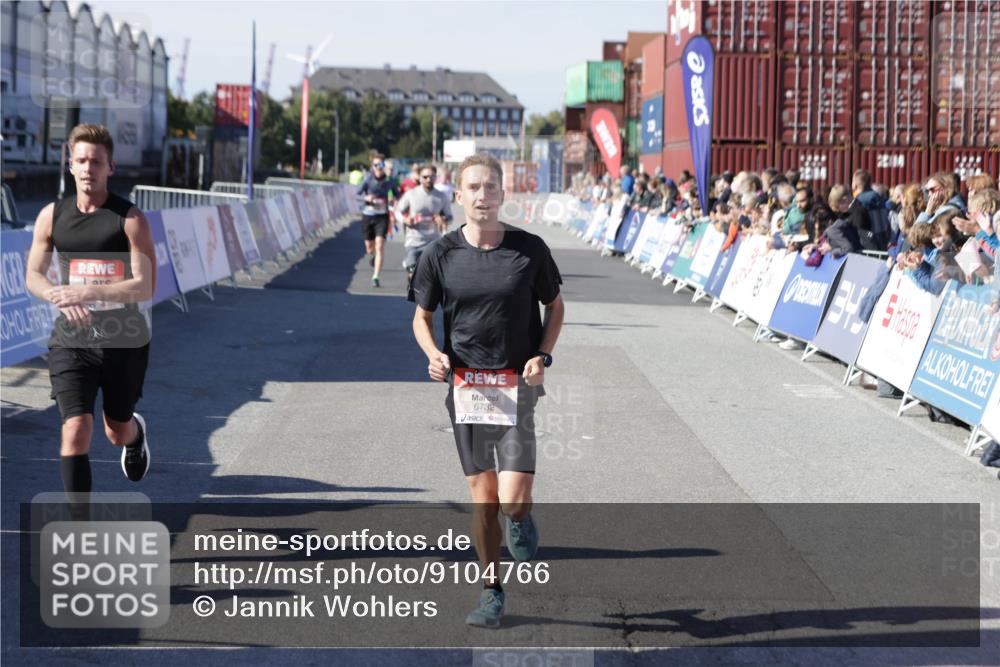 03.10.2025 - Köhlbrandbrückenlauf Jannik Wohlers http://msf.ph/oto/9104766 03.10.2025 12:58:21 Ziel 4083, 4099, 4394, 5775, 6152, 6717, 6732, 6741 meine-sportfotos.de