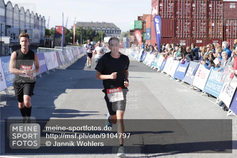 03.10.2025 - Köhlbrandbrückenlauf Jannik Wohlers http://msf.ph/oto/9104797 03.10.2025 12:58:21 Ziel 4083, 4099, 4394, 5775, 6152, 6717, 6732, 6741 meine-sportfotos.de