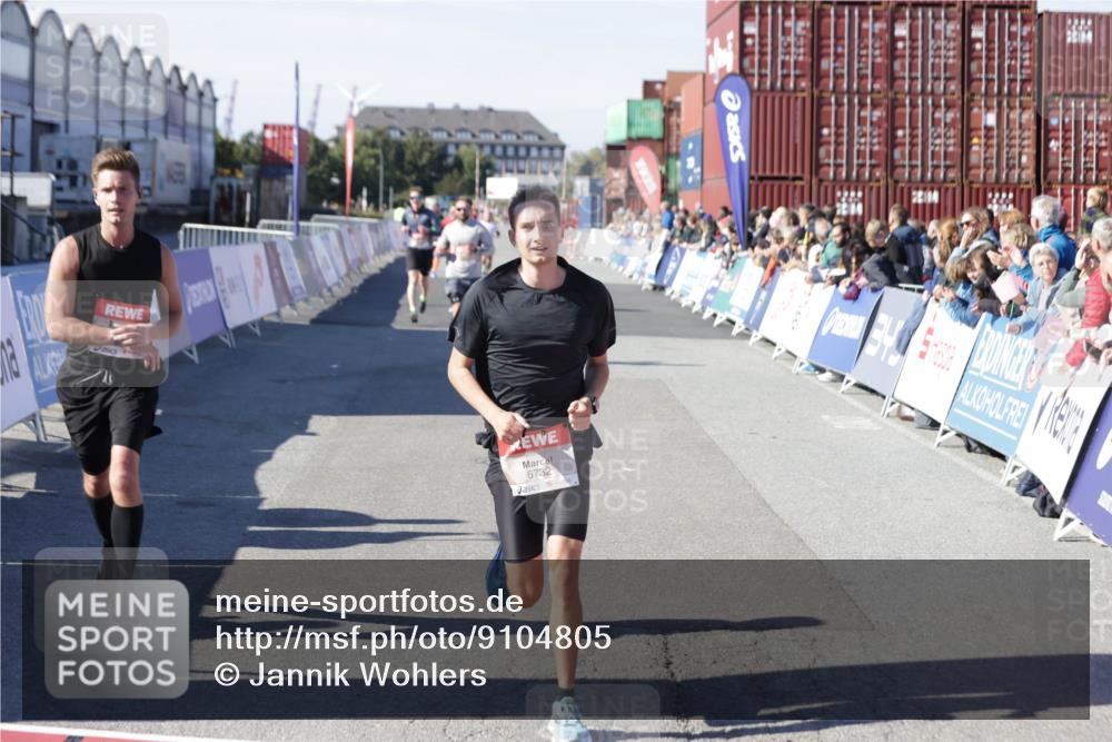 03.10.2025 - Köhlbrandbrückenlauf Jannik Wohlers http://msf.ph/oto/9104805 03.10.2025 12:58:21 Ziel 4083, 4099, 4394, 5775, 6152, 6717, 6732, 6741 meine-sportfotos.de
