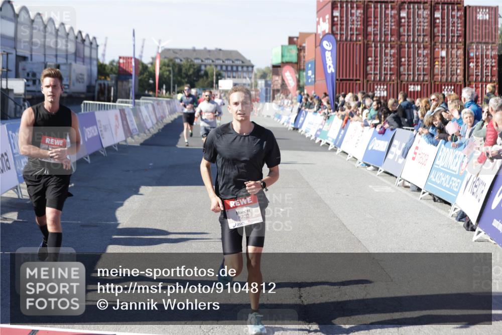 03.10.2025 - Köhlbrandbrückenlauf Jannik Wohlers http://msf.ph/oto/9104812 03.10.2025 12:58:21 Ziel 4083, 4099, 4394, 5775, 6152, 6717, 6732, 6741 meine-sportfotos.de
