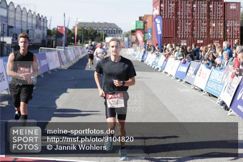 03.10.2025 - Köhlbrandbrückenlauf Jannik Wohlers http://msf.ph/oto/9104820 03.10.2025 12:58:21 Ziel 4083, 4099, 4394, 5775, 6152, 6717, 6732, 6741 meine-sportfotos.de