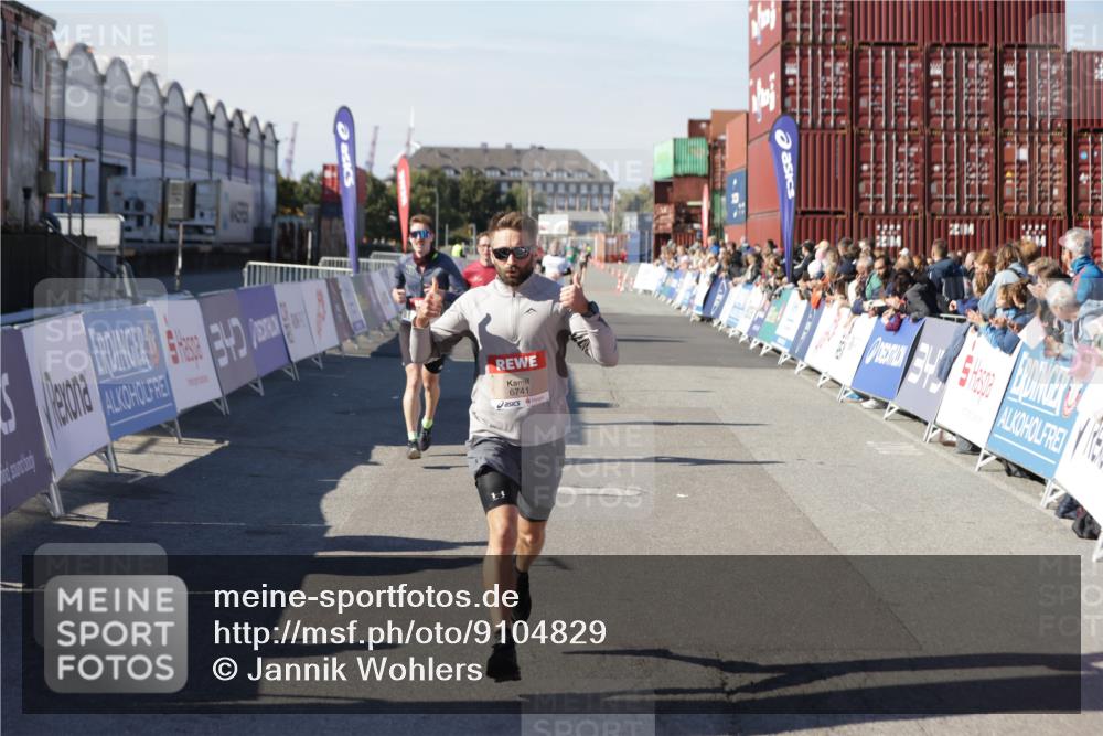03.10.2025 - Köhlbrandbrückenlauf Jannik Wohlers http://msf.ph/oto/9104829 03.10.2025 12:58:25 Ziel 4083, 4099, 5775, 6152, 6617, 6717, 6732, 6741 meine-sportfotos.de