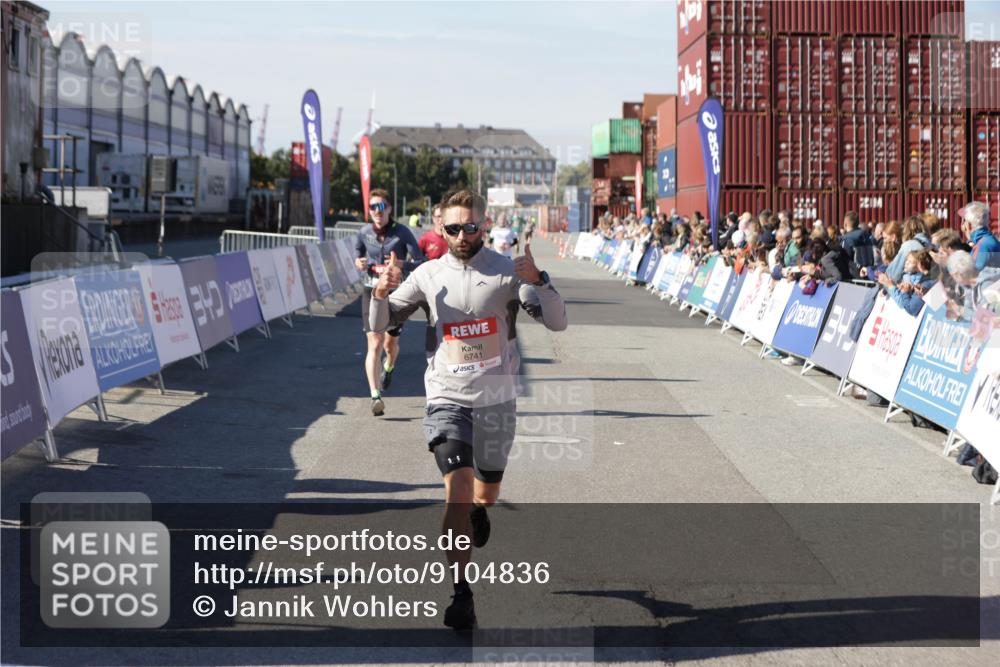 03.10.2025 - Köhlbrandbrückenlauf Jannik Wohlers http://msf.ph/oto/9104836 03.10.2025 12:58:25 Ziel 4083, 4099, 5775, 6152, 6617, 6717, 6732, 6741 meine-sportfotos.de