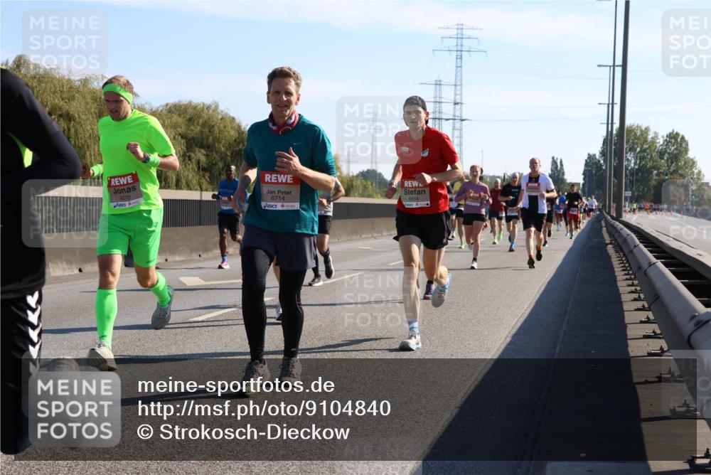 03.10.2025 - Köhlbrandbrückenlauf Strokosch-Dieckow http://msf.ph/oto/9104840 03.10.2025 12:13:47 Position 3 4270, 6714, 6654 meine-sportfotos.de